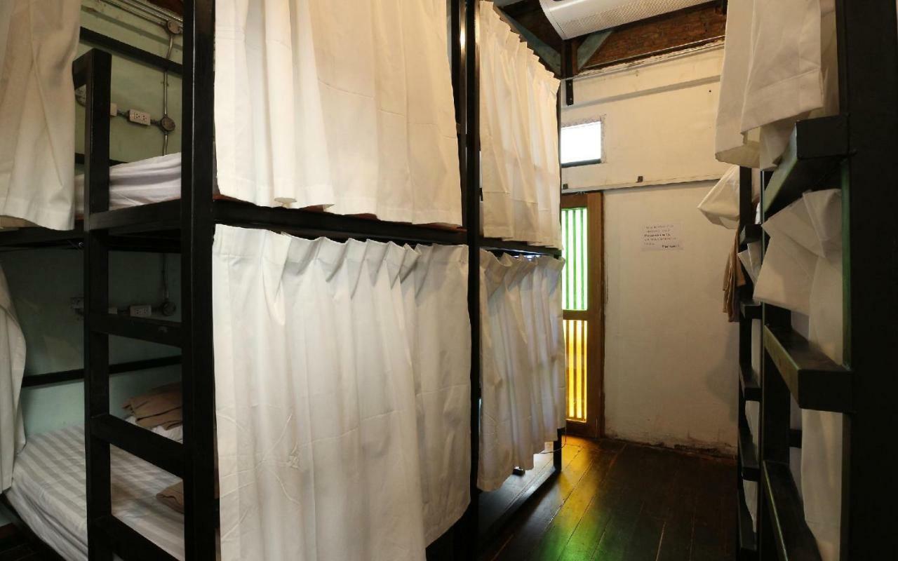 Nivas Siam Hostel Bangkok Exterior photo