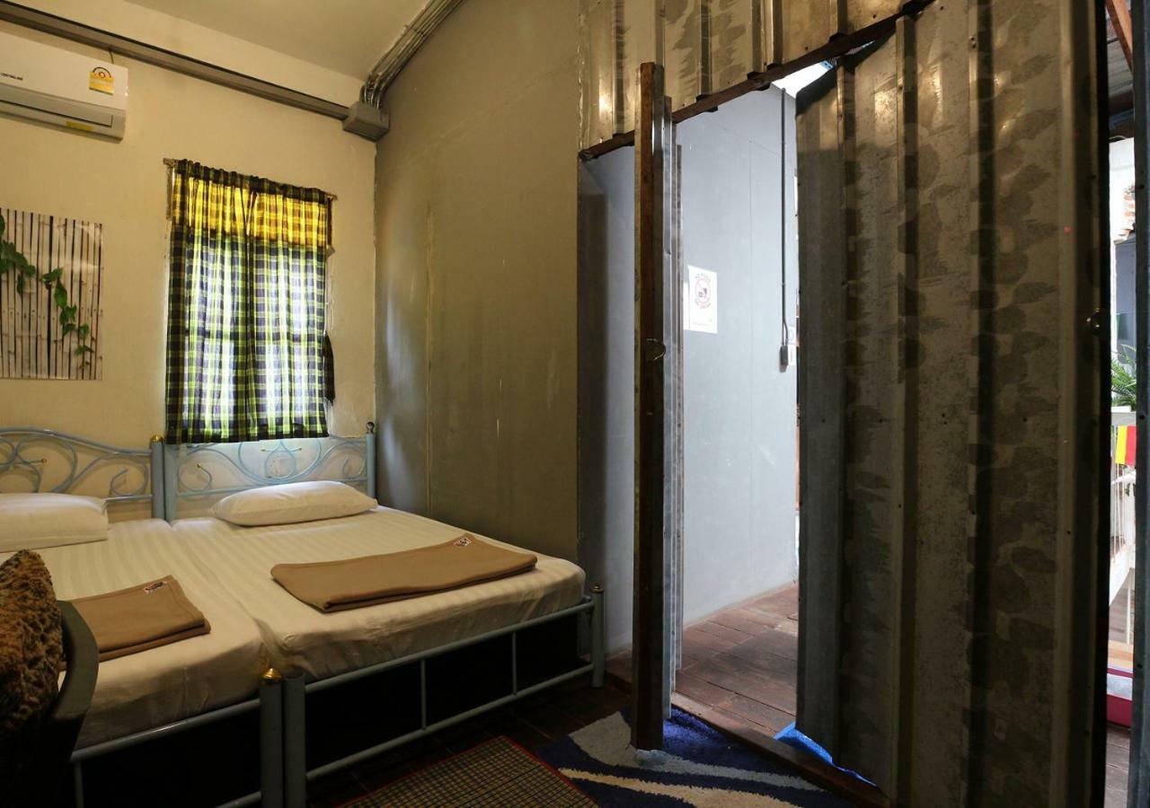 Nivas Siam Hostel Bangkok Exterior photo