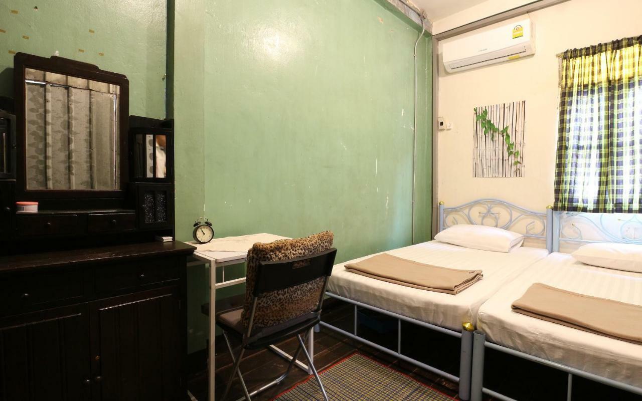 Nivas Siam Hostel Bangkok Exterior photo