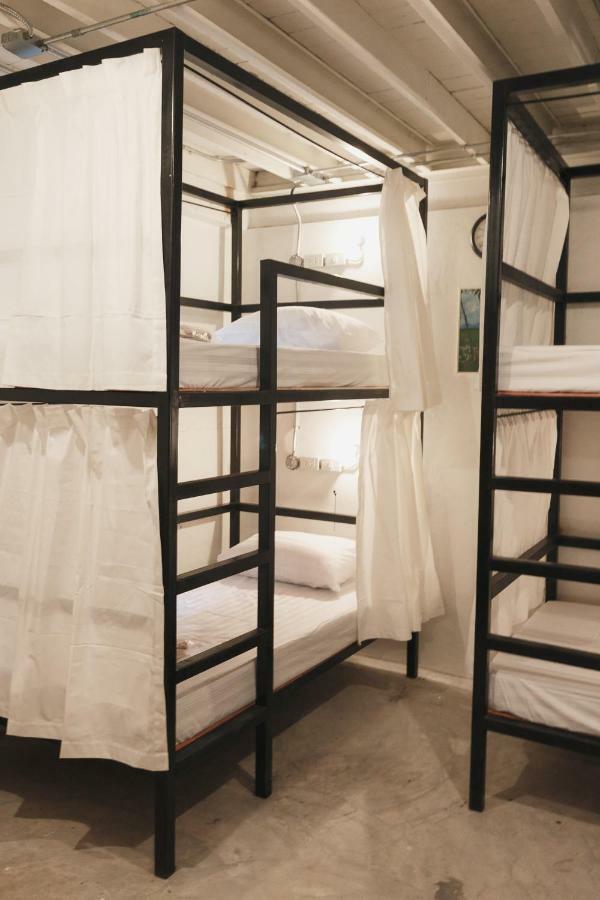 Nivas Siam Hostel Bangkok Exterior photo