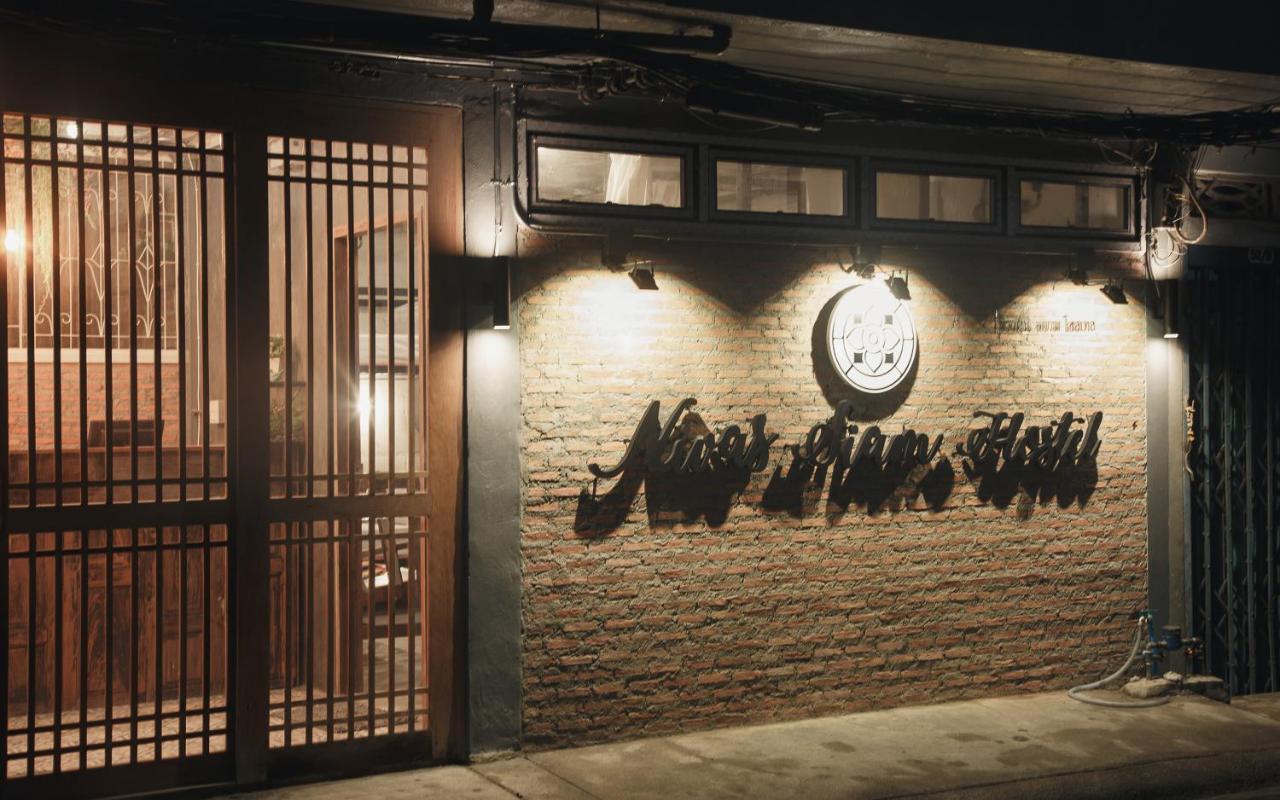 Nivas Siam Hostel Bangkok Exterior photo
